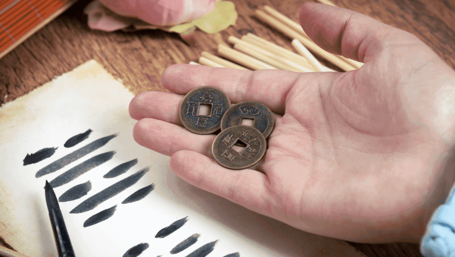 Ba đồng xu truyền thống dùng để gieo quẻ Kinh Dịch.