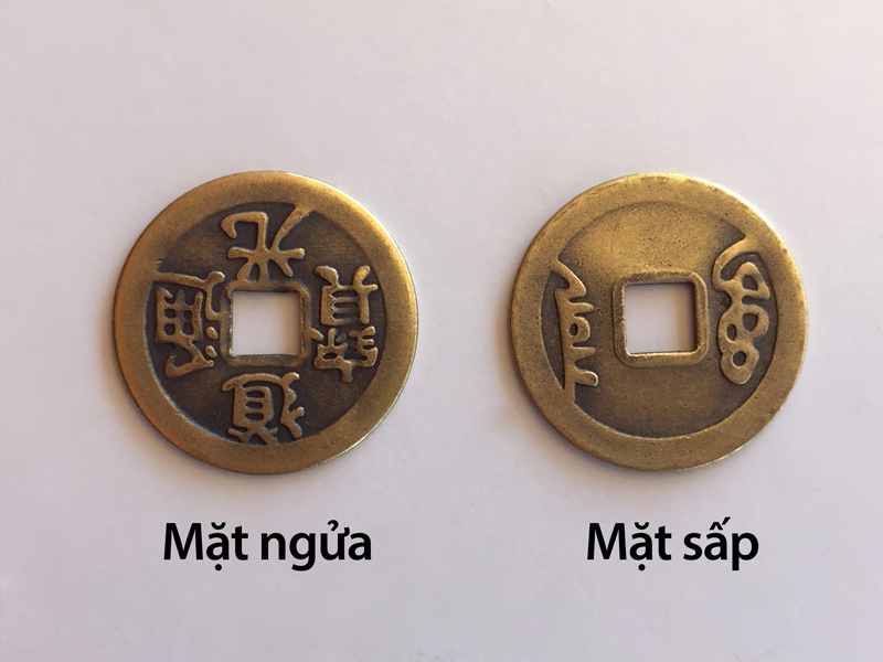 Hai mặt của đồng xu khi gieo quẻ.